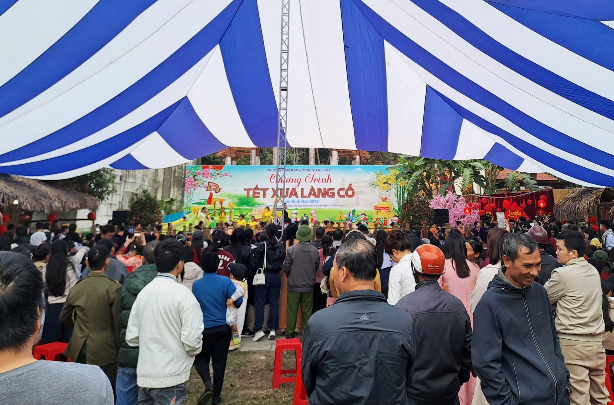 Hàng trăm du khách và người dân các xã phường lân cận đổ về tham quan khu vực chợ quê tại làng cổ Đông Sơn ngày 12.2.2026. Điểm nhấn chương trình là các hoạt động văn hóa như thi nấu bánh chưng, không gian chợ quê cổ truyền, tham quan nhà cổ xin chữ ông đồ, sân chơi các trò chơi truyền thống ngày Tết...