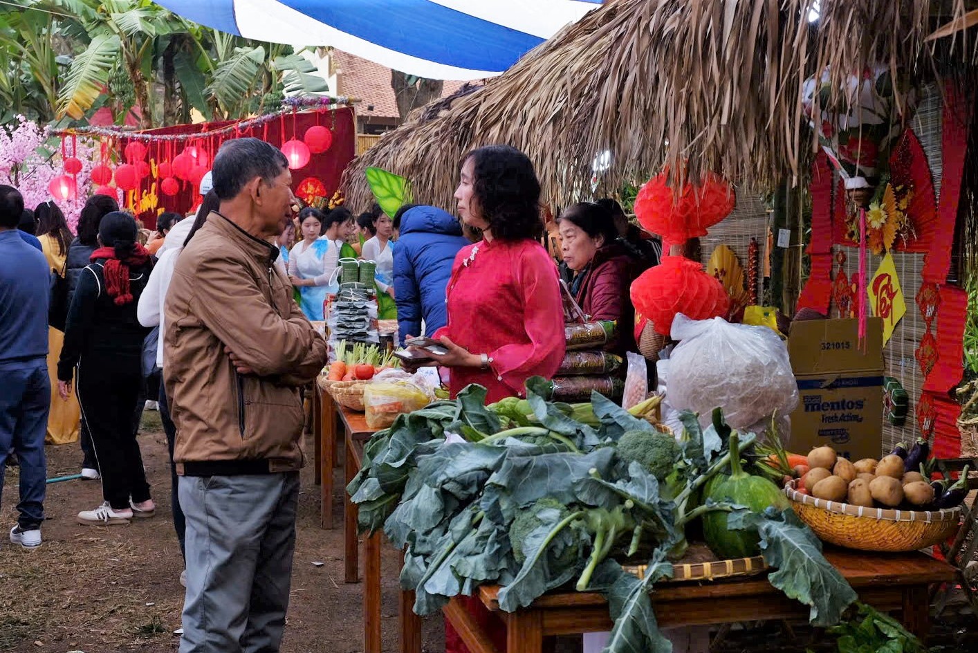 Chợ quê bày bán từ rau củ quả tươi, bánh răng bừa, mắm cá quê...