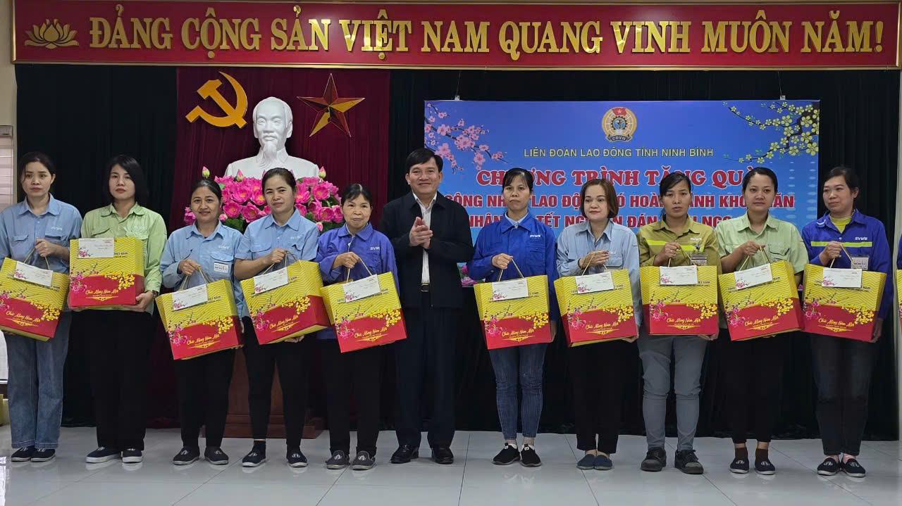 Vice President of the Vietnam General Confederation of Labor Nguyen Xuan Hung presents Tet gifts to union members and workers in Ninh Binh. Photo: Nguyen Truong