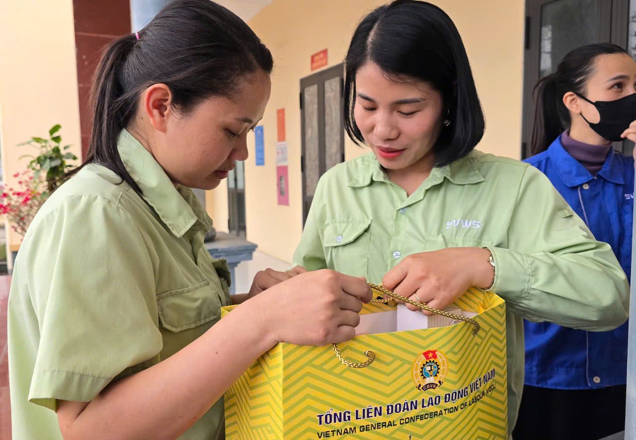 126 suất quà trị giá 1,3 triệu đồng/suất của Tổng LĐLĐ Việt Nam đã được trao đến tận tay các đoàn viên, CNLĐ có hoàn cảnh khó khăn tại Ninh Bình. Ảnh: Nguyễn Trường