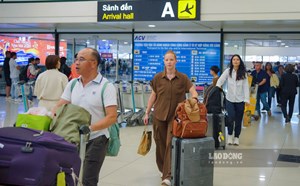People flock to the airport near Tet, Noi Bai enters peak season