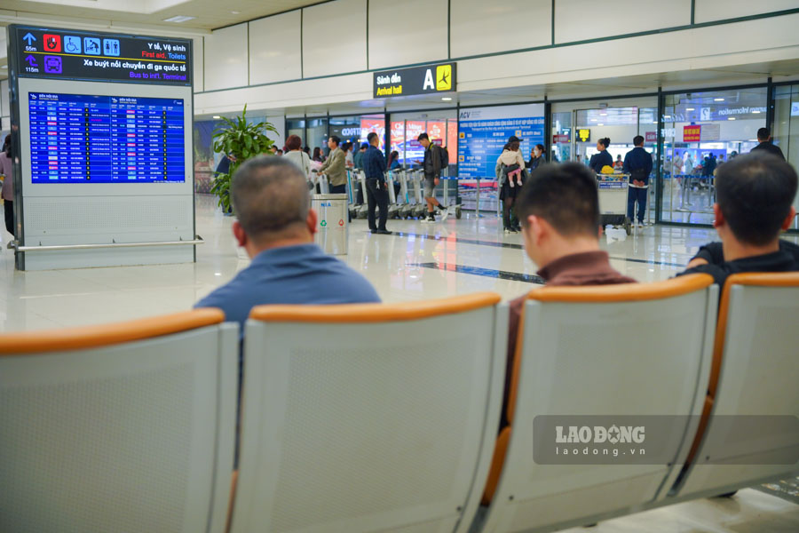 Tại sảnh nhà ga, đông đảo hành khách có mặt từ sớm để làm thủ tục, di chuyển đến TPHCM, Đà Nẵng và nhiều điểm đến quốc tế. 