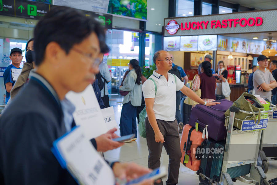 6. Trước tình trạng đông đúc, hành khách được khuyến cáo chủ động làm thủ tục trực tuyến, sử dụng các hình thức check-in sớm để tiết kiệm thời gian.