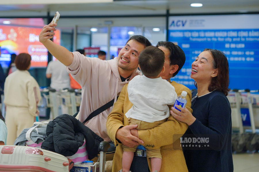 Nhiều gia đình tranh thủ chụp ảnh lưu niệm sau khi đón người thân trở về.