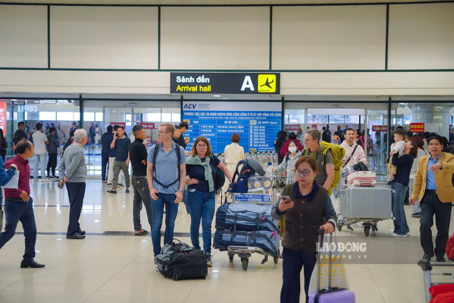 Những ngày cận Tết Nguyên đán Bính Ngọ 2026, không khí tại Cảng Hàng không Quốc tế Nội Bài “nóng” lên từng giờ khi nhu cầu về quê, du xuân của người dân tăng mạnh.