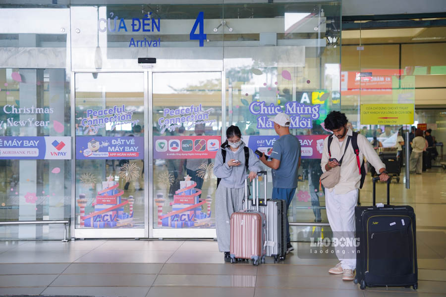 Sân bay cũng khuyến khích hạn chế người thân đưa tiễn và ưu tiên phương tiện công cộng nhằm giảm áp lực cho nhà ga và khu vực sân đỗ ôtô.