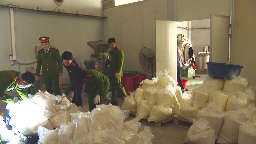 Cảnh sát kiểm tra kho hàng của công ty sản xuất thực phẩm giả khi thực hiện triệt phá thành công chuyên án sản xuất, buôn bán hàng giả. Ảnh: Bộ Công an