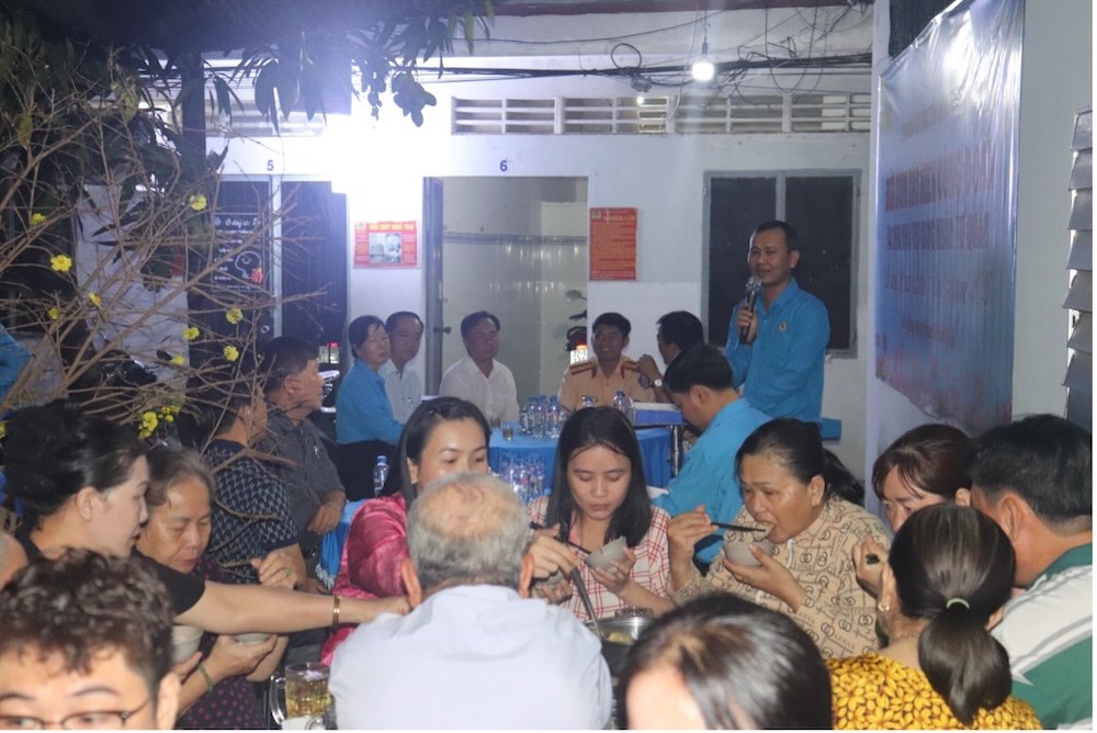 Quang cảnh “Bữa cơm tất niên Công đoàn” được tổ chức tại khu nhà trọ công nhân tự quản Kim Hồng, mang không khí ấm áp, sum vầy những ngày giáp Tết. 