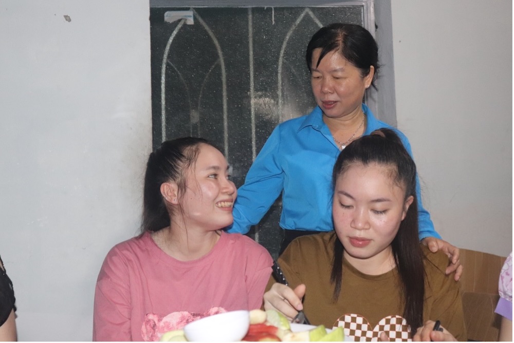 Chủ tịch Liên đoàn Lao động tỉnh Đồng Tháp Huỳnh Thị Tuyết Vui thăm hỏi, động viên đoàn viên, người lao động tại khu nhà trọ. Ảnh: Lưu Hùng. 