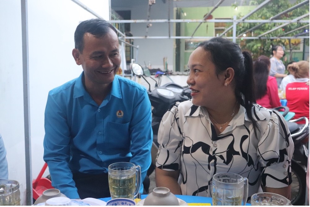 Phó Chủ tịch Thường trực Liên đoàn Lao động tỉnh thăm hỏi thăm hỏi, chúc Tết công nhân lao động có hoàn cảnh khó khăn nhân dịp Tết Nguyên đán. Ảnh: Lưu Hùng. 