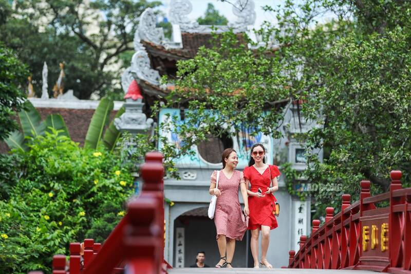 Du khách, người dân tham quan đền Ngọc Sơn (Hà Nội). Ảnh: Minh Hà