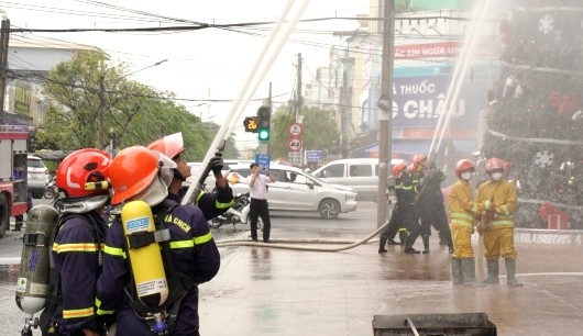 Fire prevention drill in Ca Mau. Photo: Nhat Ho.