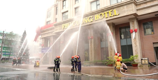 Diễn tập phòng chống cháy tại một khách sạn ở Cà Mau những ngày cận Tết Nguyên đán Bính Ngọ. Ảnh: Nhật Hồ