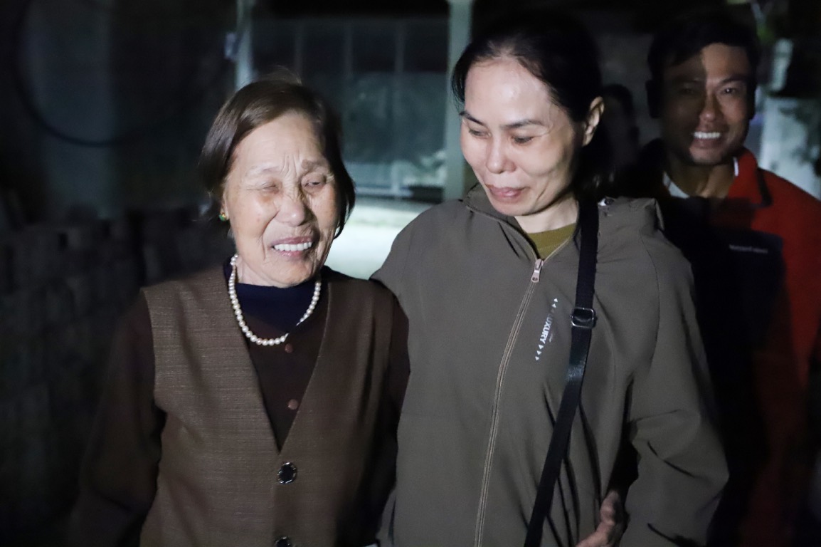 Ms. Thinh and her mother in the moment of reunion after many years of separation. Photo: Bao Han