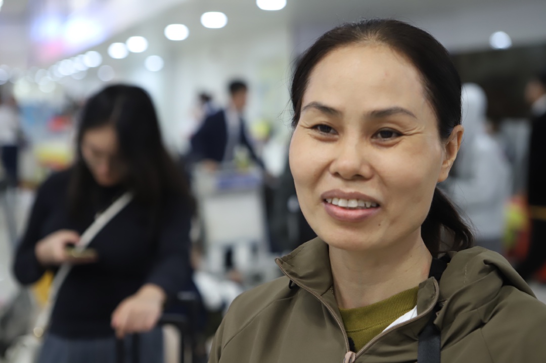 Chị Thinh sau khi hạ cánh xuống sân bay Nội Bài. Ảnh: Bảo Hân 