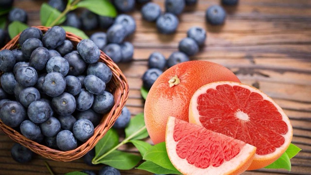 Blueberries and grapefruit are familiar fruits, very good for the liver. Graphic photo: Huong Son