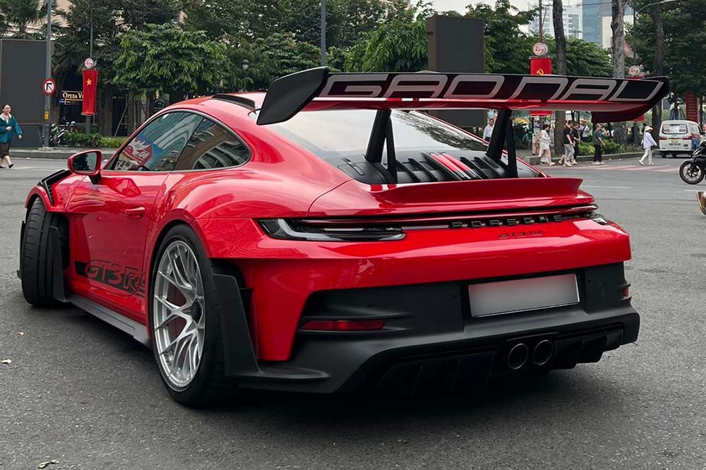 Porsche 911 GT3 RS 992 attracts attention when appearing in Ho Chi Minh City. Photo: Minh Le