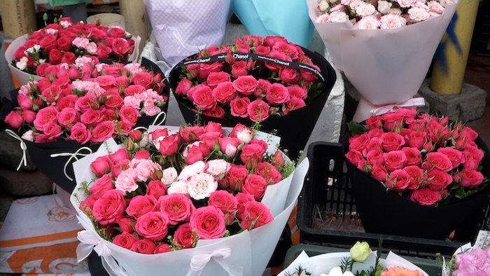 Valentine's Day near Tet, fresh flower purchasing power in Hanoi slightly decreases