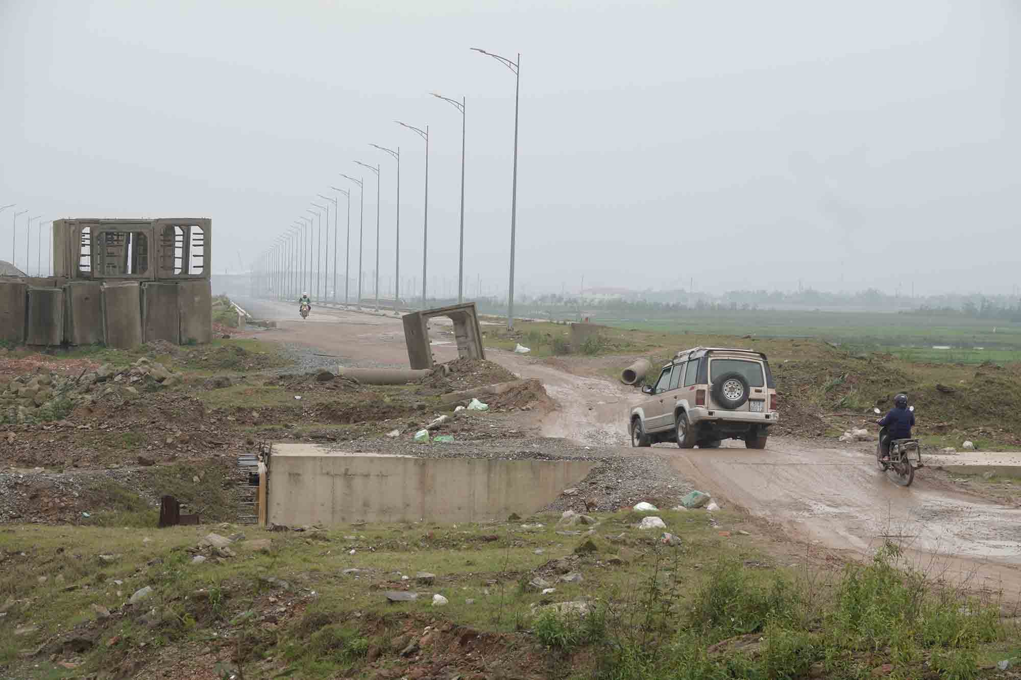 The section connecting to National Highway 12C is facing site clearance issues, so it is not possible to construct the route, causing difficulties for vehicles passing through. Photo: Tran Tuan