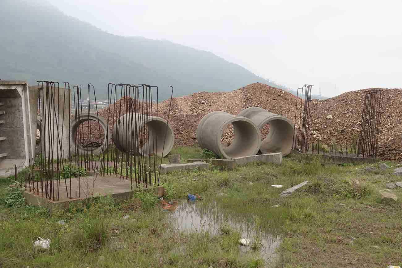 Nhiều cấu kiện thi công dang dở nên hoen gỉ. Ảnh: Trần Tuấn.