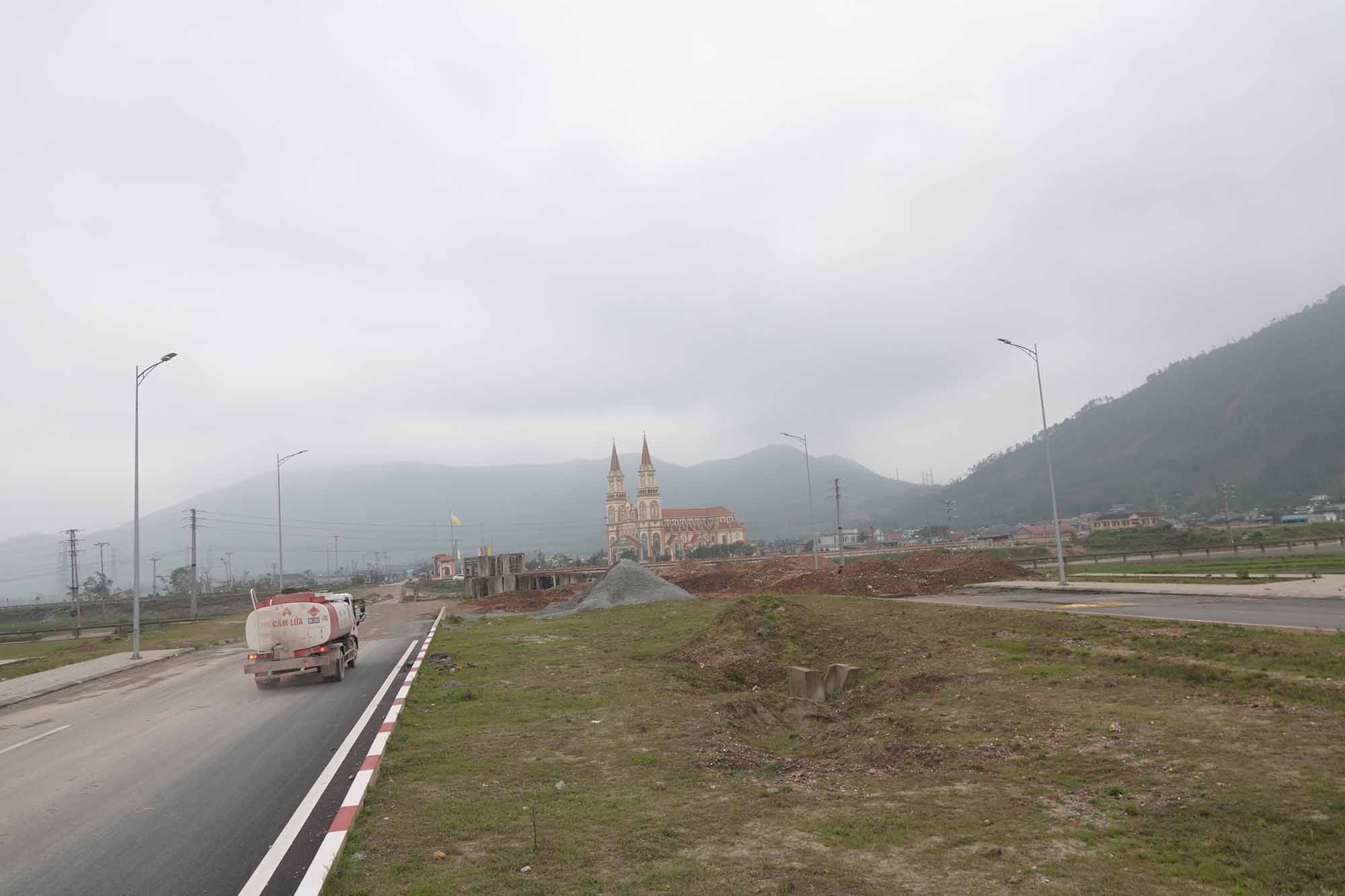 Chỉ một đoạn đấu nối với Quốc lộ 12C vướng mặt bằng những đã hơn 2 năm qua chưa tháo gỡ được để thi công thông tuyến. Ảnh: Trần Tuấn.