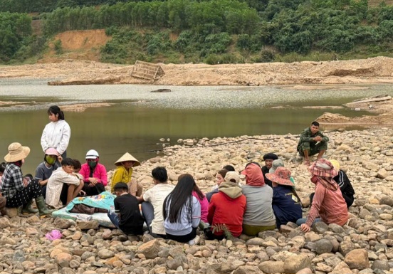 Relatives were stunned when they found the bodies of 2 drowned children. Photo: Han Nguyen