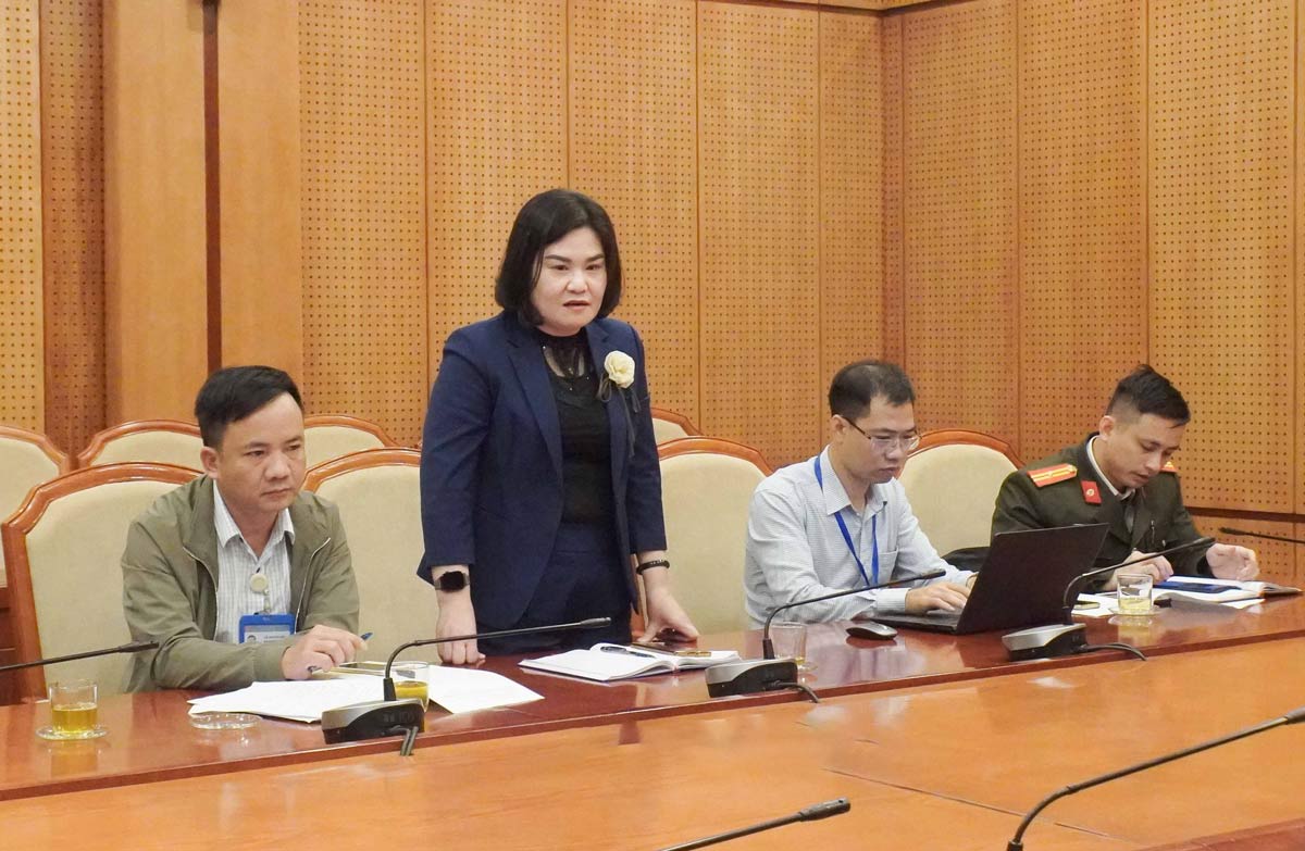 Bà Nguyễn Thị Thanh Nga, Phó Chủ tịch Uỷ ban MTTQ, Chủ tịch Công đoàn phường Quảng Yên, phát biểu tại Hội nghị. Ảnh: Cổng TTĐT phường Quảng Yên