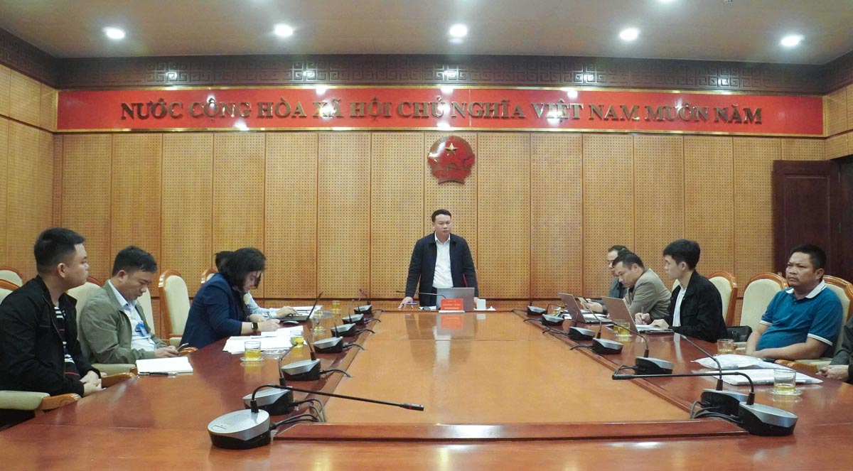 Ông Đoàn Phúc Trường, Phó Chủ tịch UBND phường Quảng Yên, chủ trì hội nghị. Ảnh: Cổng TTĐT phường Quảng Yên