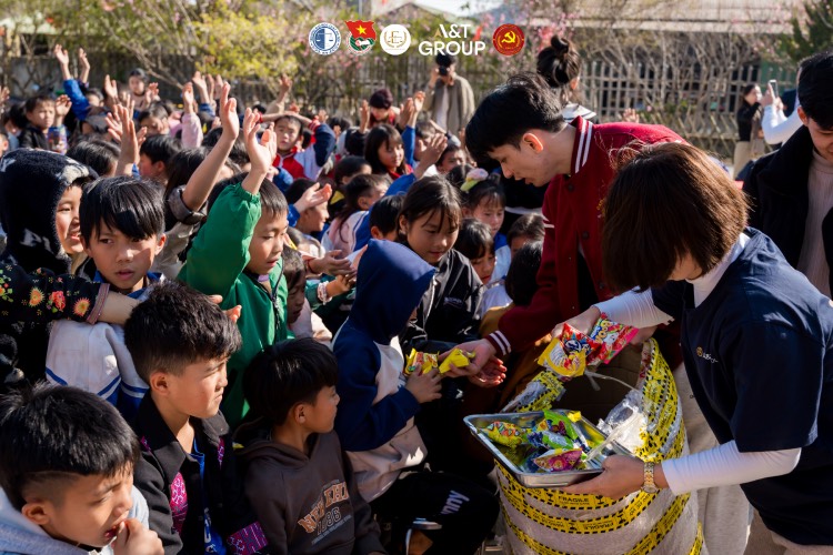 Trao quà cho các em. Ảnh Thái Hà