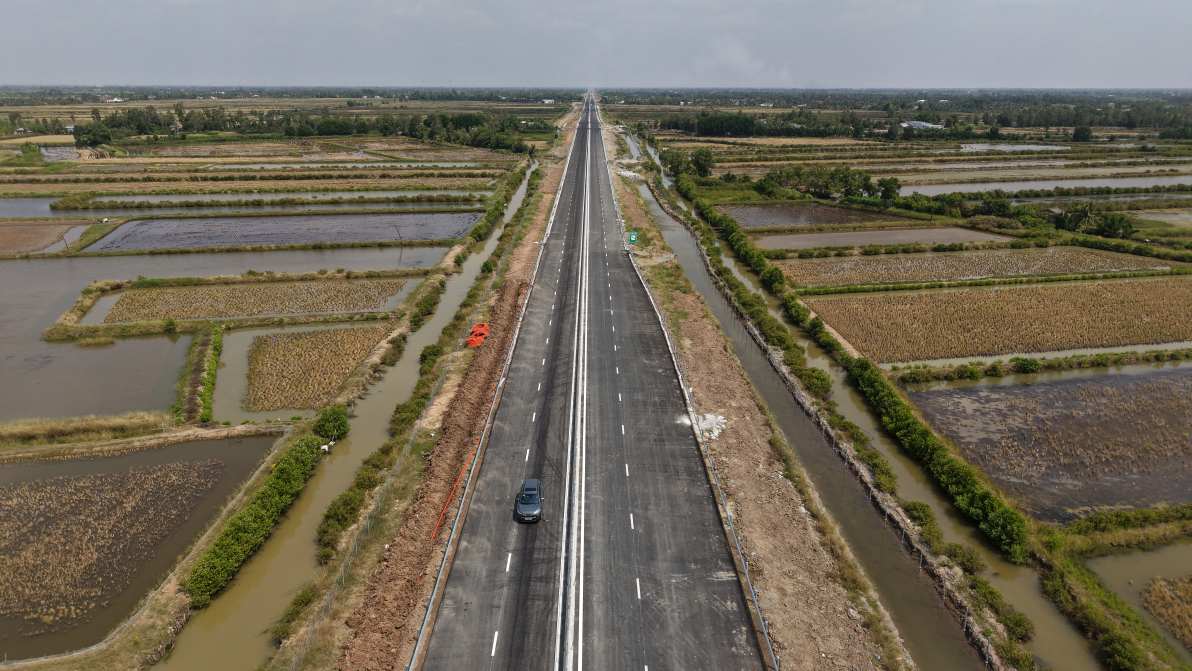 Cao tốc Cần Thơ - Cà Mau đã hoàn thiện, đường về Cà Mau mùa xuân này thêm vui. Ảnh: Nhật Hồ.