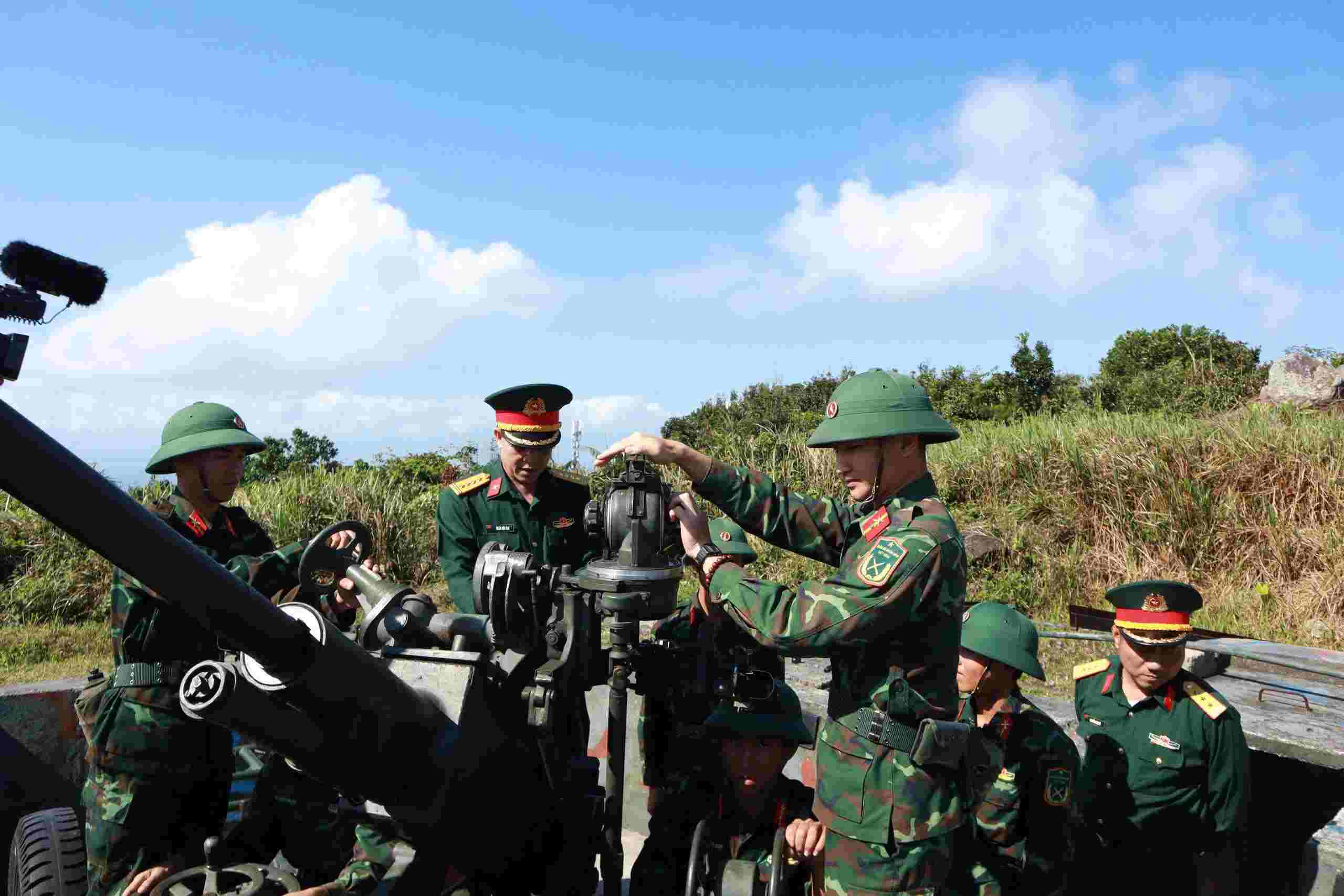 Da Nang island commune soldiers on duty during peak combat, maintaining peace on the islands during Tet. Photo: Quang Cuong