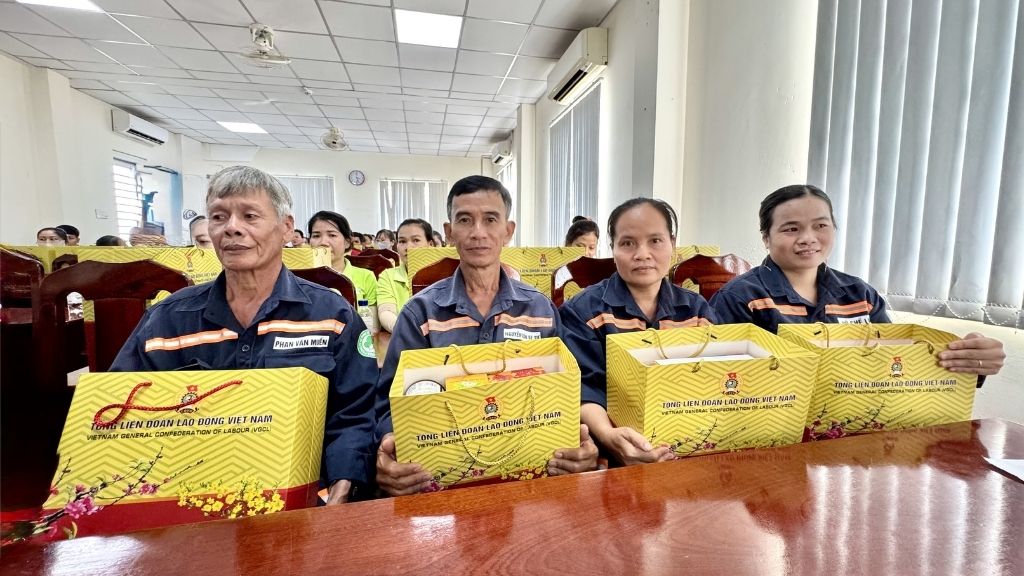 Nhiều gia đình công nhân rơi vào khó khăn khi nguồn thu nhập chính bị gián đoạn. Ảnh: Hoàng Lộc