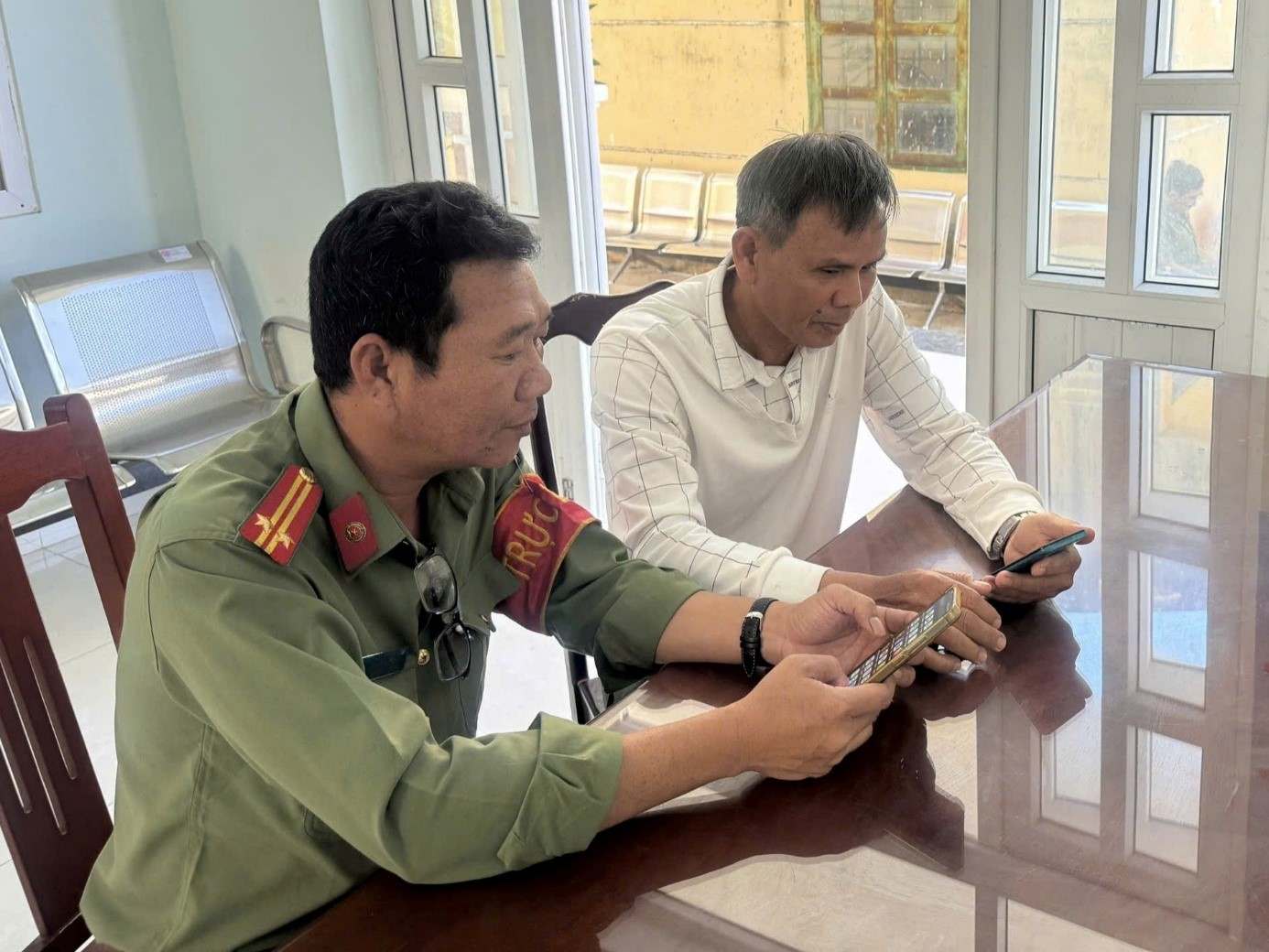 The mistakenly transferred money was returned in the presence of Xuan Hai Commune Police. Photo: Xuan Hai Commune Police