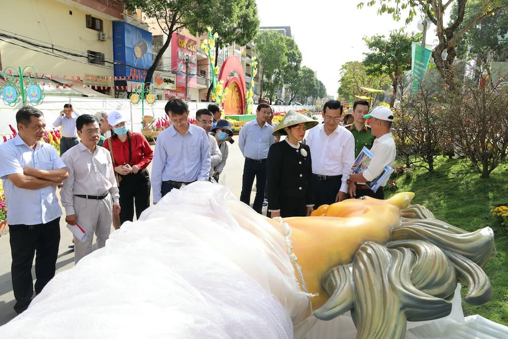 Bà Nguyễn Thị Ngọc Điệp - Phó Chủ tịch UBND TP Cần Thơ cùng đoàn đến kiểm tra thi công đường hoa vào sáng 12.2. Ảnh: Trung Phạm.