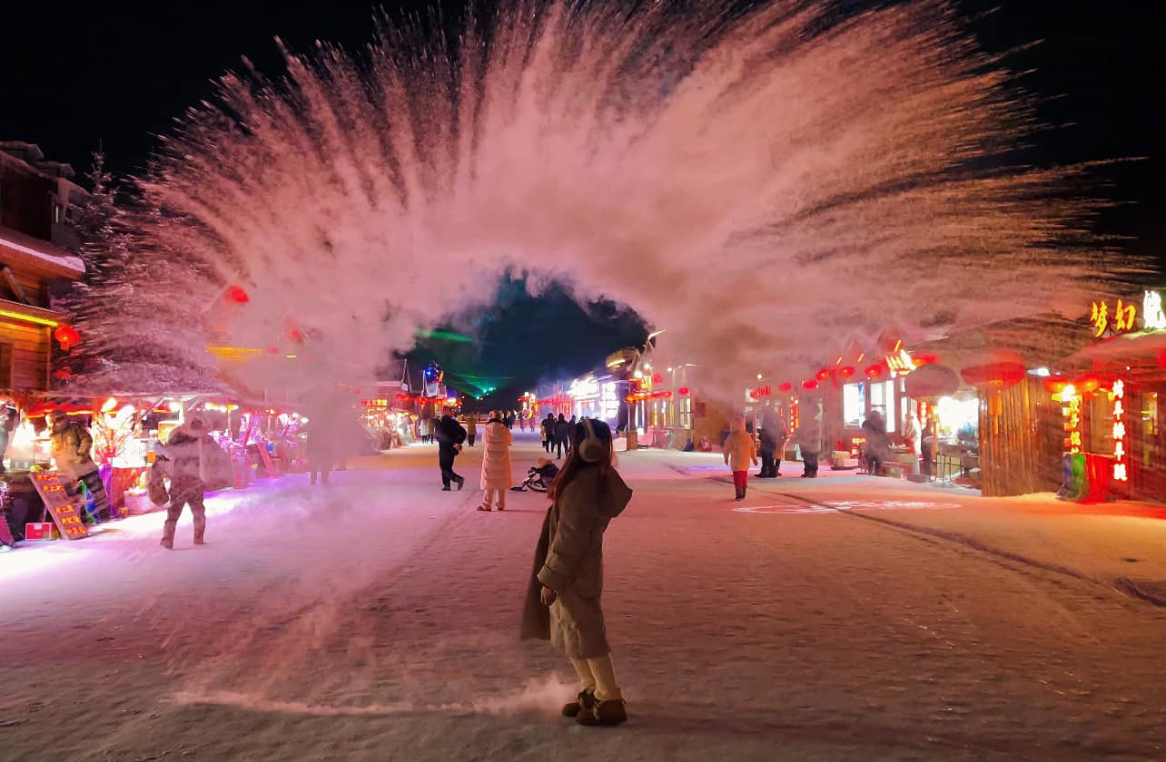 Splashing hot water in the -30 degrees Celsius sky in Harbin - one of the new experiences on the outbound travel route during the Lunar New Year. Photo: Hien Mai