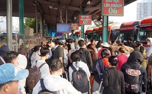 People flock home, Mien Tay Bus Station in Ho Chi Minh City is crowded with people on the afternoon of the 25th of Tet
