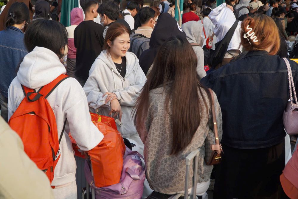 Người dân tập trung đông tại Bến xe Miền Tây chiều 12.2 (25 tháng Chạp), chờ lên xe về quê đón Tết.