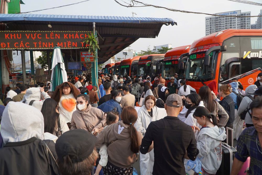 Lối đi trong khu vực nhà xe Phương Trang đông đúc, hành khách đứng kín lối đi. 