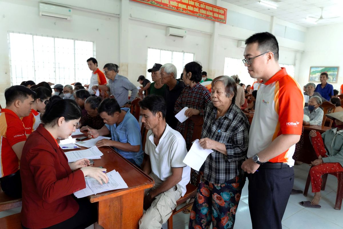 CBNV HDBank hỗ trợ bà con mở thẻ trực tiếp để trao tặng các phần quà trị giá 10 triệu đồng/hộ một cách nhanh chóng, giúp bà con có nguồn vốn tức thời để tái thiết cuộc sống. Ảnh: HDBank