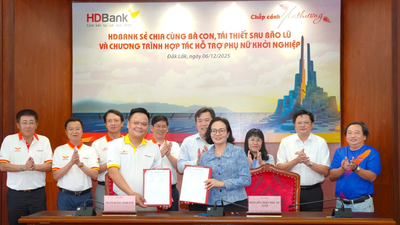 HDBank and the Dak Lak Provincial Women's Union signed a cooperation agreement to implement the program "Women's Startup and Successful Overcoming Difficulties". Photo: HDBank