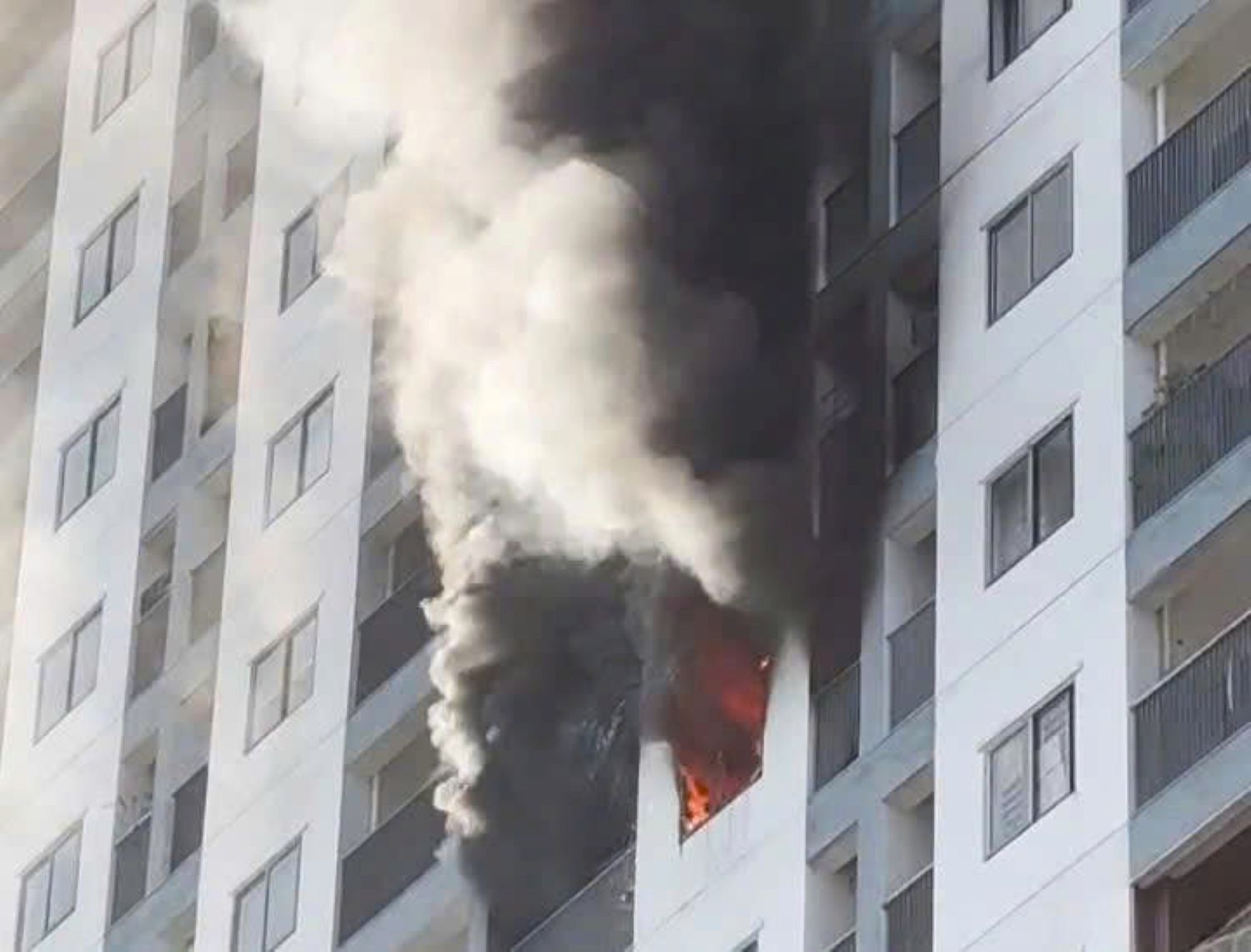 Fire on the 16th floor apartment, smoke covers PH Nha Trang apartment building. Photo: Phuong Linh