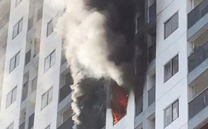 Fire on the 16th floor of PH apartment building in Khanh Hoa, black smoke rises high
