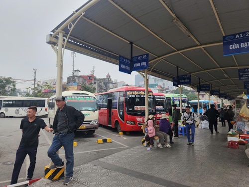 25 Tết, bến xe Giáp Bát,  Hà Nội vẫn vắng khách chưa cần xe tăng cường. Ảnh: Minh Hạnh 