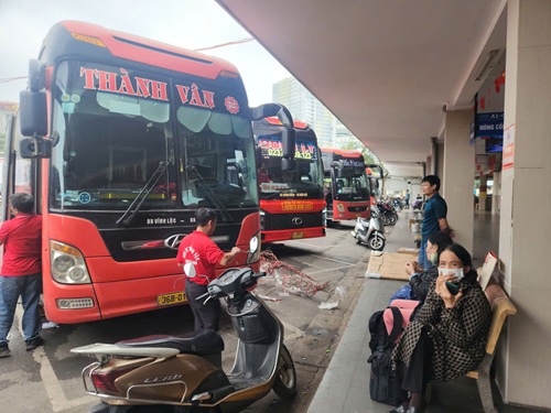Cận Tết bến xe Giáp Bát vắng như ngày thường. Ảnh: Minh Hạnh 