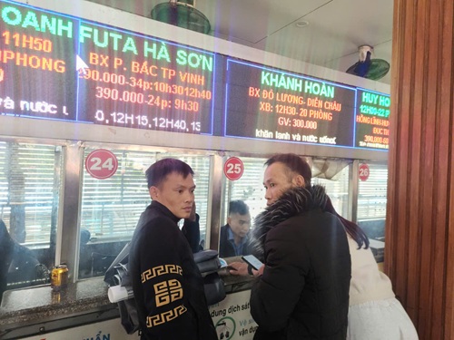 Hành khách mua vé tại bến xe Nước Ngầm. Ảnh: Minh Hạnh 