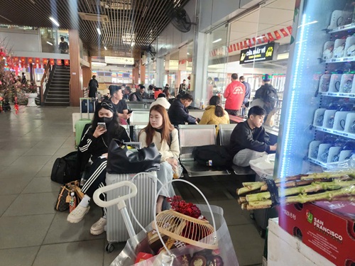 Hành khách tại nhà chờ bến xe Nước Ngầm. Ảnh: Minh Hạnh 