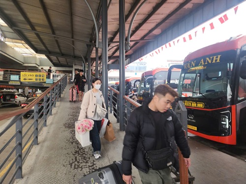 Lượng khách tại bến xe Nước Ngầm chỉ cao hơn ngày thường chưa quá tải. Ảnh: Minh Hạnh 