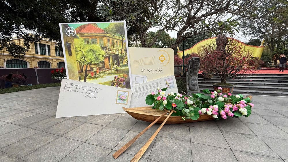 Spring scenery cluster inspired by the song "Hanoi 12 seasons of flowers" by musician Giang Son. Photo: Organizing Committee