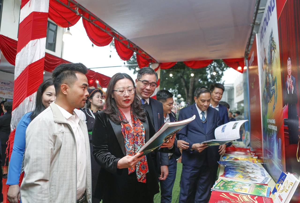 Leaders of Lao Cai province acknowledged the contributions of the Lao Dong Newspaper Representative Office in Lao Cai in the past time. Photo: Van Duc.