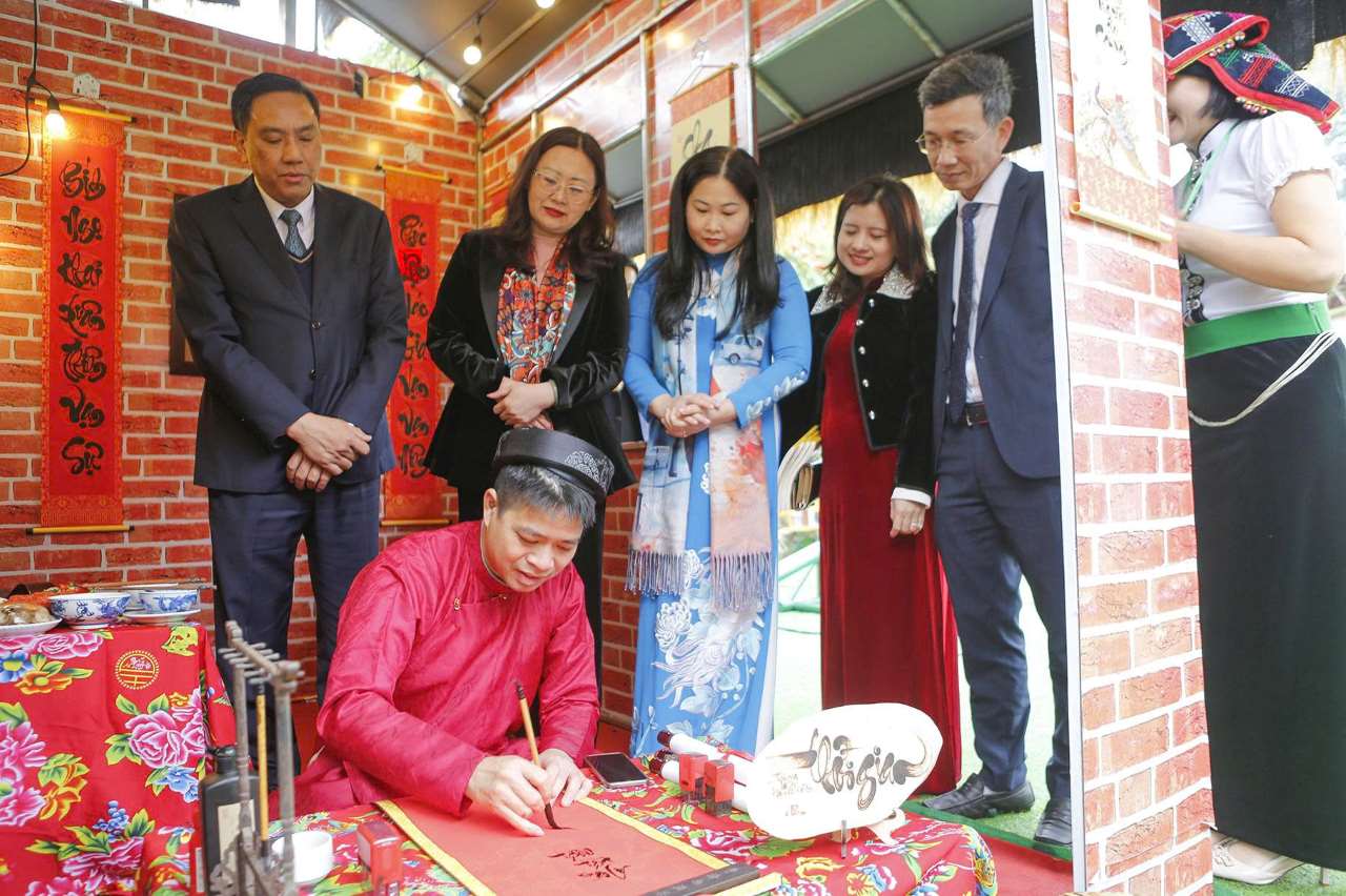 Các đại biểu trải nghiệm không gian văn hóa các dân tộc trong tỉnh tại Hội Báo Xuân và các hoạt động trưng bày, triển lãm mừng Đảng, mừng xuân Bính Ngọ 2026. Ảnh: Văn Đức